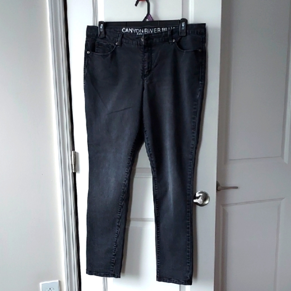 Canyon River Blues Women's Black Jeans 16